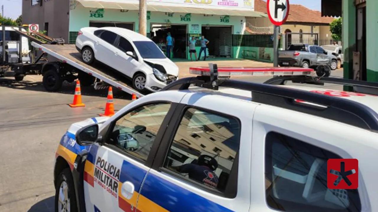 Motorista avança parada obrigatória e provoca acidente envolvendo três veículos