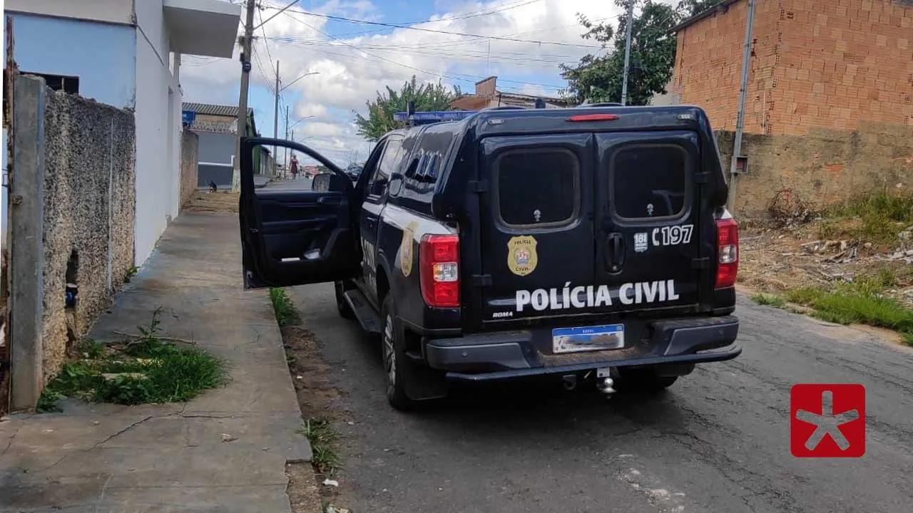 Homem é preso após agredir e manter mulher em cárcere privado em Campos Altos