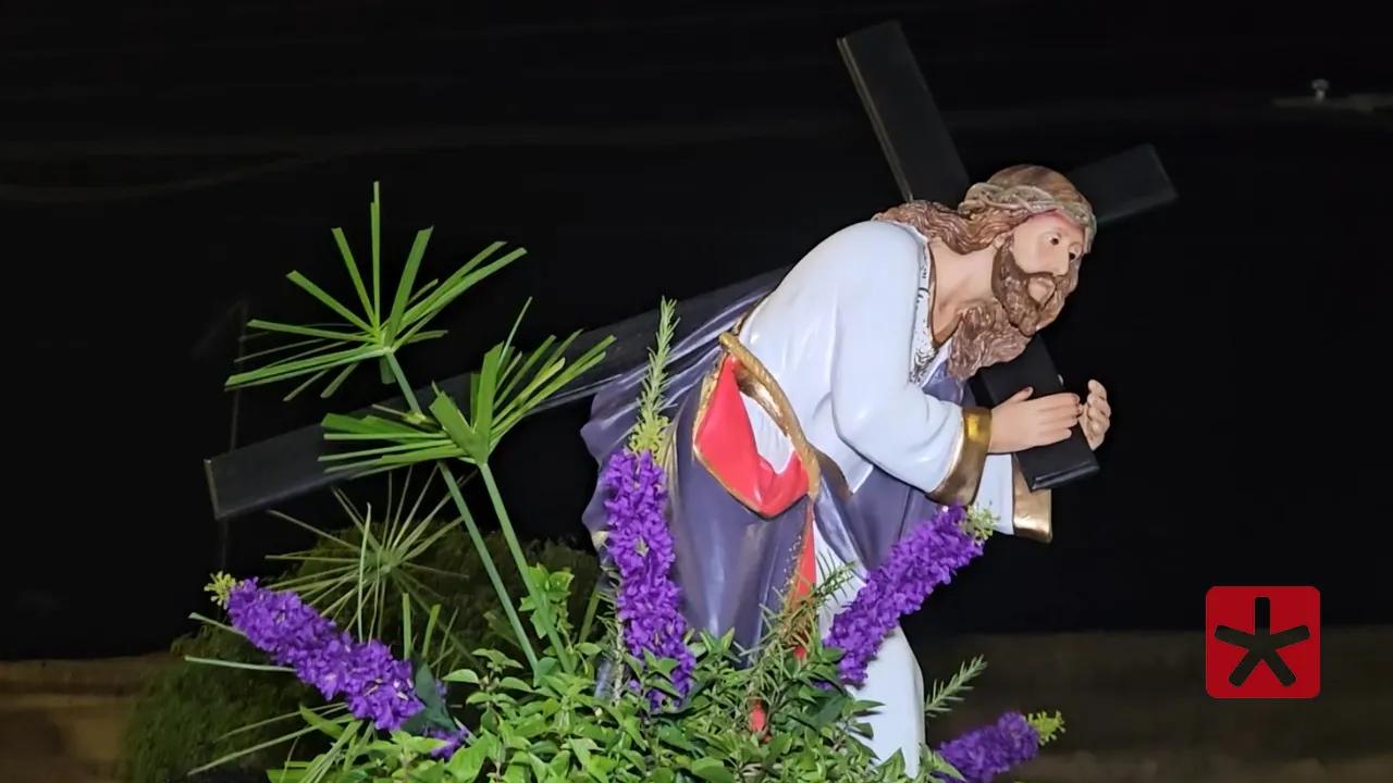 Imagem de Jesus Cristo e Maria Santíssima foram carregadas pelos católicos nas ruas
