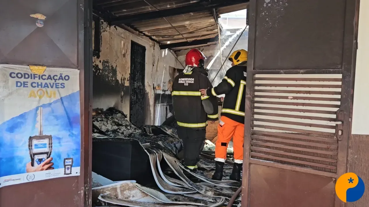 Incêndio destrói chaveiro e atinge imóvel vizinho em Patos de Minas