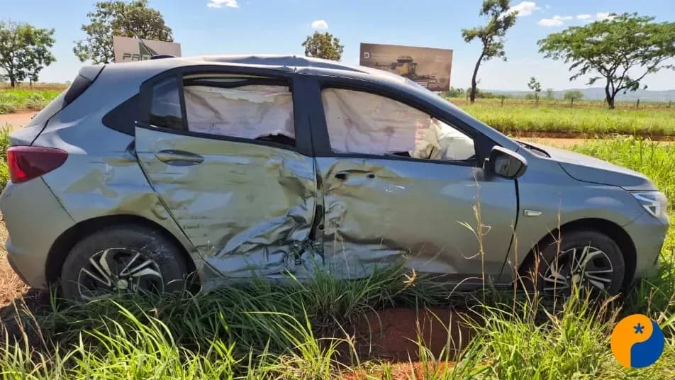 Carro bate em bitrem após avançar parada obrigatória em trevo de Coromandel 